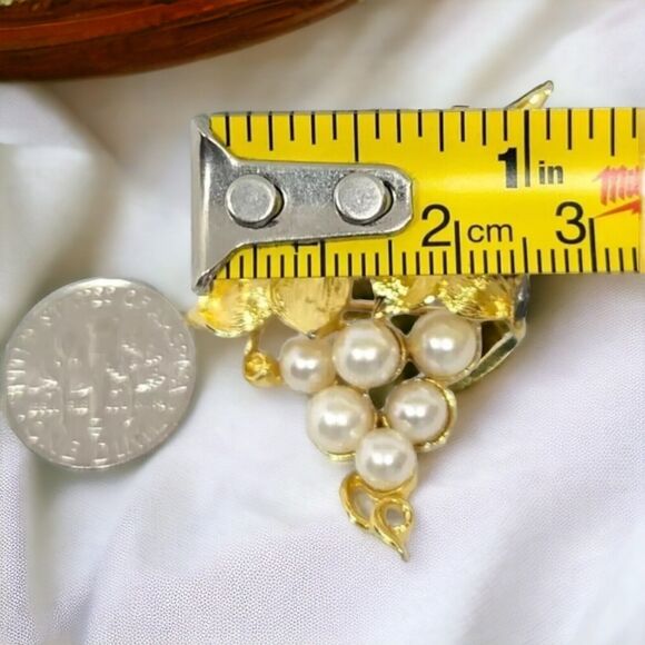 Lisner Leaf Grape Brooch Clustered Imitation White Pearls Gold Tone Finish Vtg - Picture 6 of 10